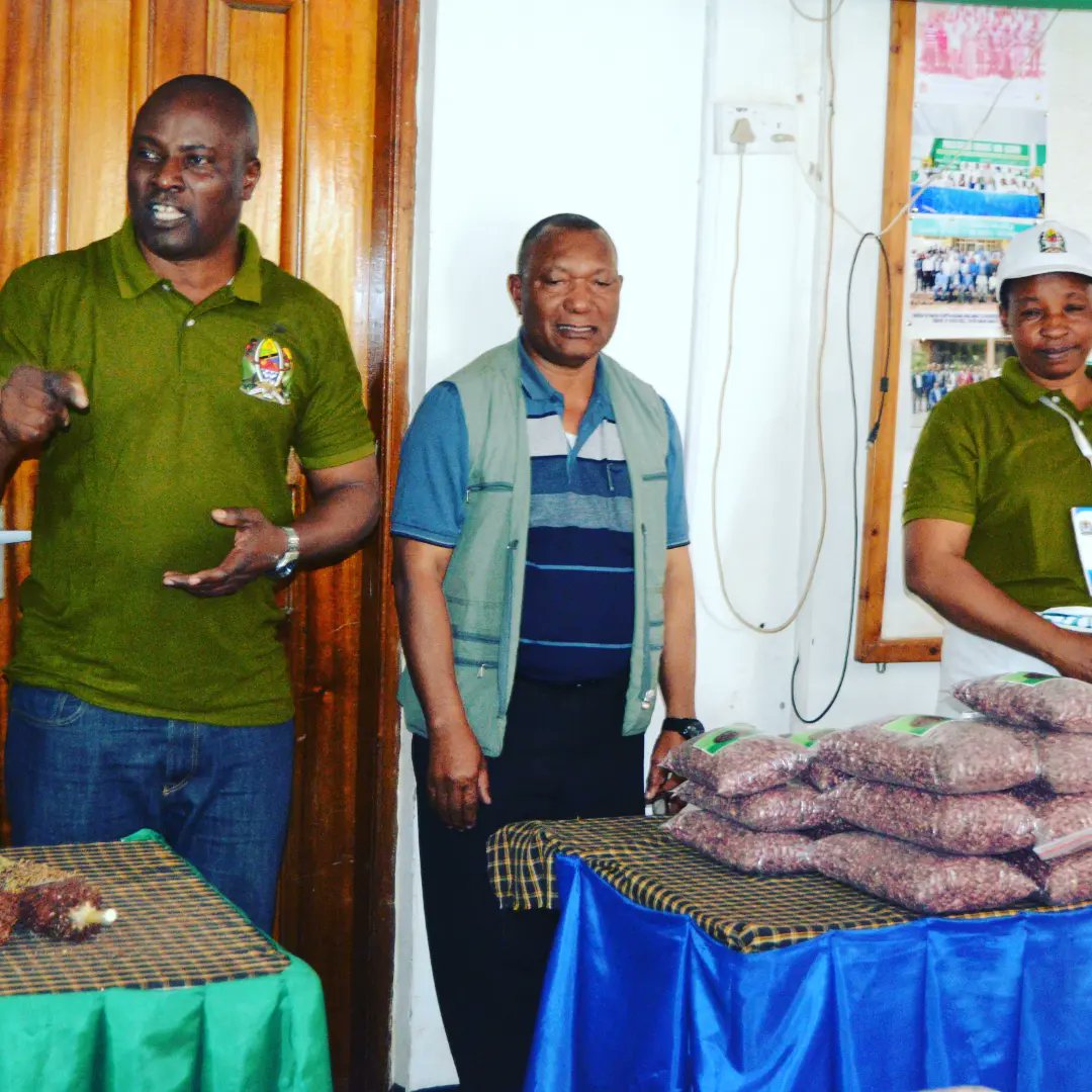 Mratibu wa @mviwaki ndg. Alex Urio, Mratibu wa <a href="/mviwaarusha/">MVIWAARUSHA</a> na <a href="/shiwakutatz/">SHIWAKUTA</a> ndg. Richard Masandika na Afisa Ushawishi na Utetezi wa <a href="/shiwakutatz/">SHIWAKUTA</a> ndg. Thomas Laizer wakitoa neno kwa wakulima washiriki wa #nanenane ili kuendeleza juhudi za kufikia soko lenye tija. #farmersday 2023