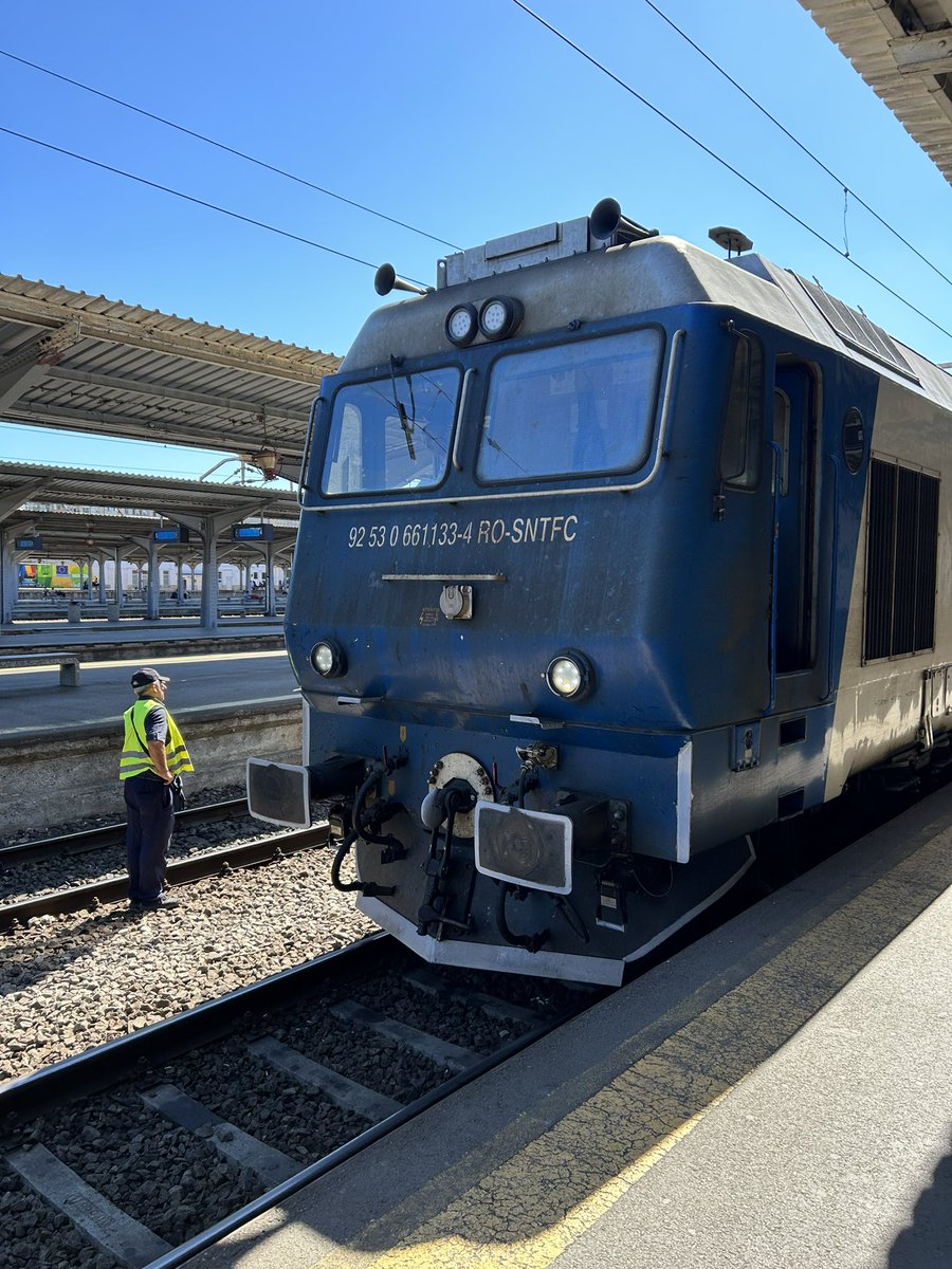 martin_speer's tweet photo. Etappe 4 - Von #Bukarest geht nur einmal täglich (!) ein Zug in die bulgarische Hauptstadt #Sofia. Auch wenn es gerade einmal 300 km Luftlinie zw. den beiden Millionenstädten sind, braucht der Zug 9,5h (Auto 5,5h). Hier wird deutlich: Es gibt noch viel zu tun. 

#HellasExpress https://t.co/wRtZtQqQhp