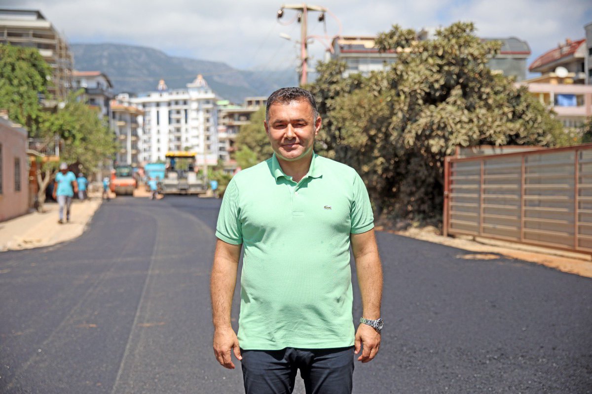 AdemMuratYucel's tweet photo. 2 sathi 2 sıcak asfalt ekibimizle doğu, batı, merkez ve yaylalarımızda hummalı bir çalışma içerisindeyiz. Adeta 4 koldan hizmet sunduğumuz Alanya'mızın her köşesinde çalışmalarımız sürüyor.

Bu kapsamda Mahmutlar Kılıçaslan Caddemizde başlattığımız sıcak asfalt serim işlemini yerinde inceledik.

Buradaki çalışmalarımızı da kısa süre içerisinde tamamlayarak başta öğrencilerimiz olmak üzere vatandaşlarımız ve esnaflarımıza konforlu bir ulaşım imkanı sunacağız.

Mahmutlarımıza hayırlı olsun.