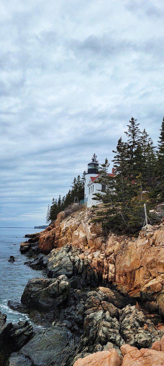 GSn04401's tweet photo. We were off as entering yesterday and I missed #nationallighthouseday so please allow me to be tardy to the party. 😁 #getoutside #gotothesea #mainethings https://t.co/5QDDRxj1Ru