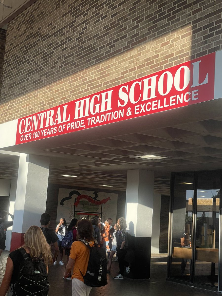 It was a great morning at Bobcat Nation! <a href="/KnoxCentralHS/">Central High School</a> Welcome back students!