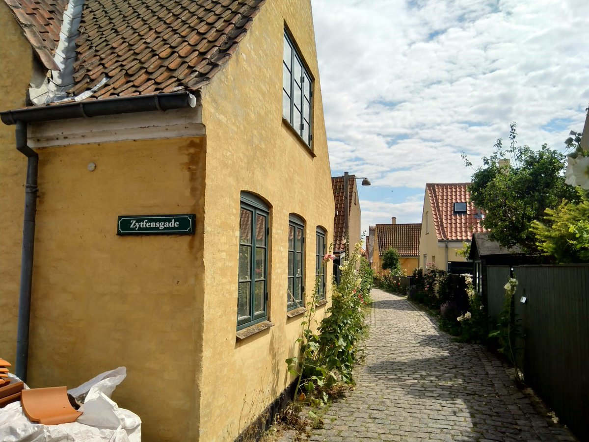 Erfgoed van de week: De Zutphense handelsvitten aan de Sont
Het is het Hanzejaar en er is van alles aan de Hanze, zelfs op vakantie… Ben je in het Deense Sjælland dan móet je  naar het pittoreske Dragør met de Zytfensgade (Zutphenstraat). Hoe zit dat? erfgoedcentrumzutphen.nl/ontdekken/ontd…