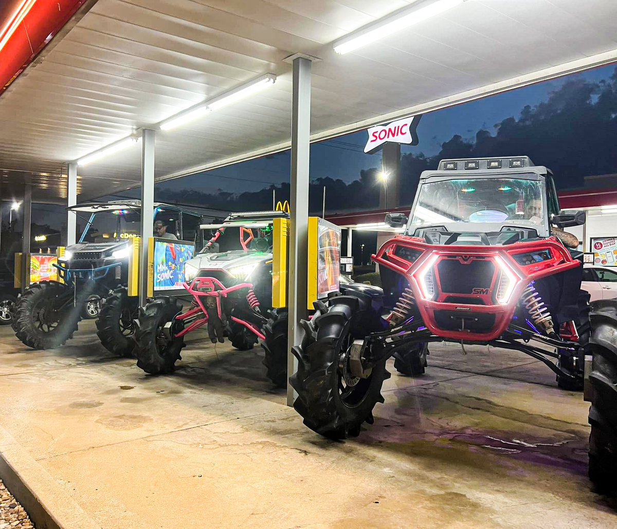 🌭 #SquadGoals at lunch time! What's
your go to order from <a href="/sonicdrivein/">Sonic Drive-In</a>?? 🤔 #LetsRide
#GearDrivenPerformance ♻: @makaylaward208
#superatv #satv #satvnation #teamsuperatv
#satvsuspension #gdpportals #portalgearlift
#gearreduction #sonic #sonicdrivein #lunchtime
#polarisrzr