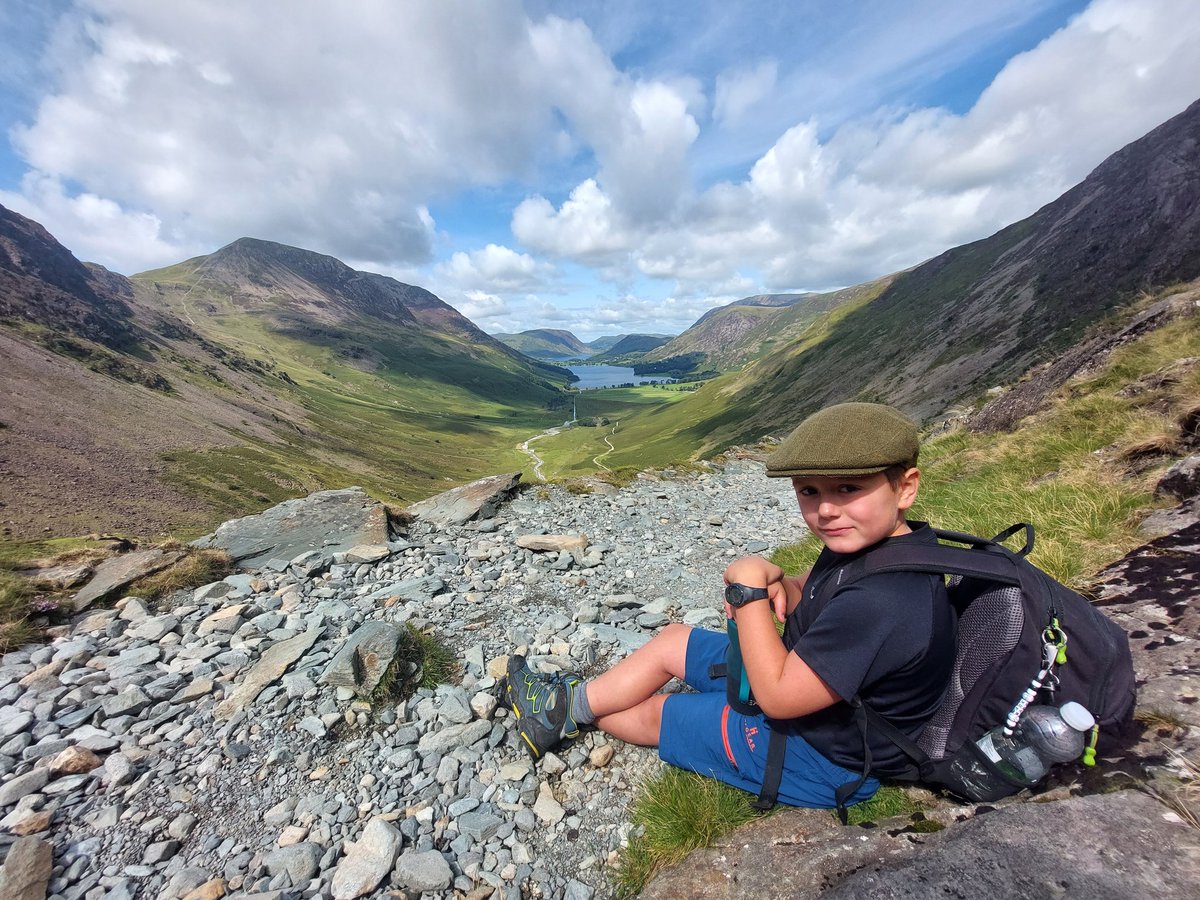 NikkiSatchwell's tweet photo. Marks picking.. Haystacks!! What a mountain! We loved it!! @LeasStAndrews https://t.co/DlRfs1dYpD