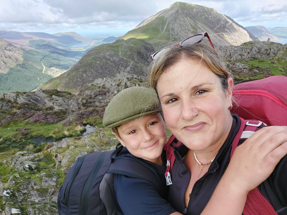 NikkiSatchwell's tweet photo. Marks picking.. Haystacks!! What a mountain! We loved it!! @LeasStAndrews https://t.co/DlRfs1dYpD