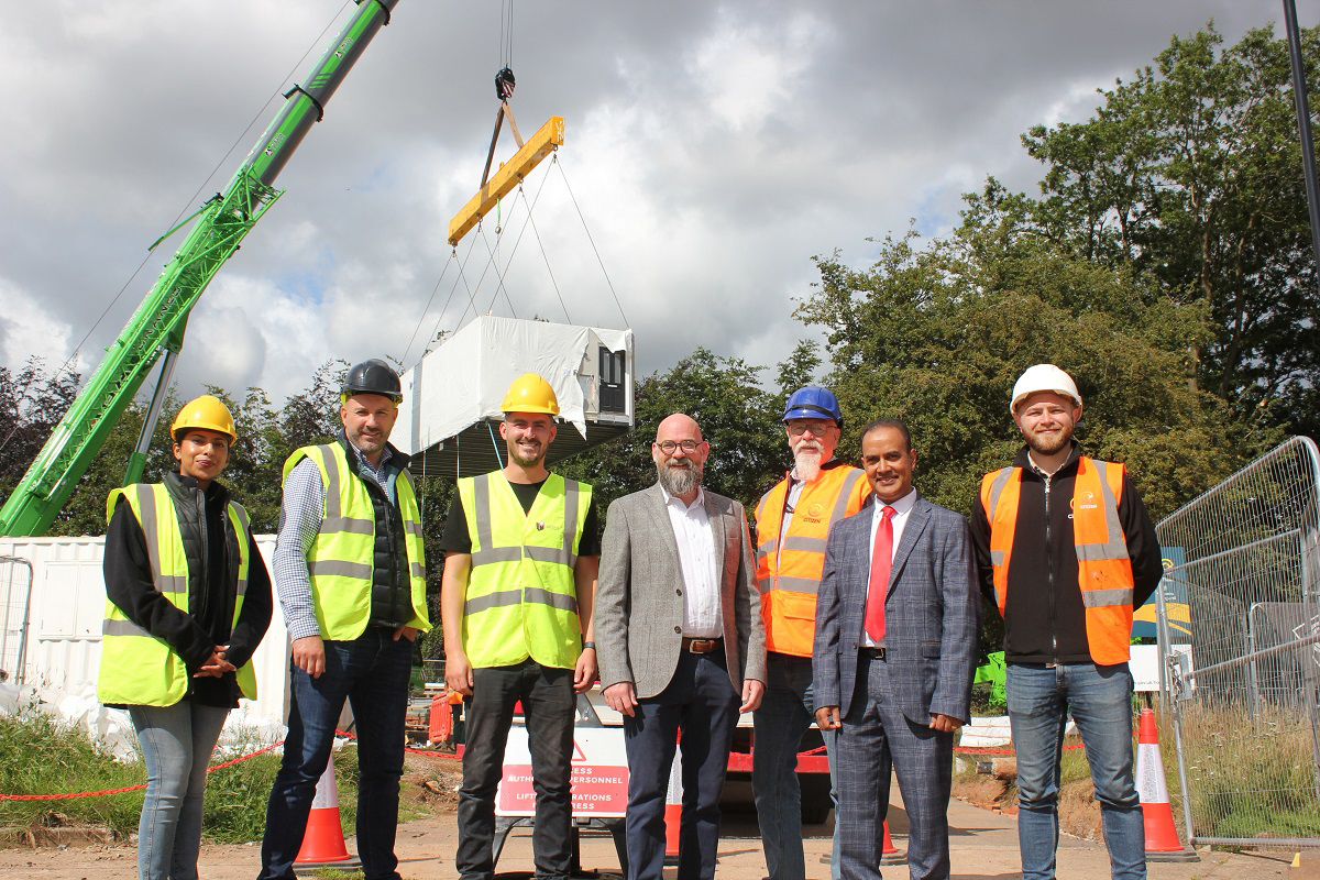 #Modularhomes have been craned into place in Coventry as part of @citizen_housing’s extended #modular pilot. Citizen is working with @ModPodsLtd and @coventrycc to deliver the project, which will see 24 homes built on eight garage sites across the city.

labmonline.co.uk/news/modular-h…