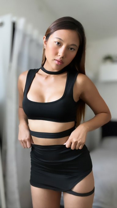What if you see me at a party dressed like this? 🖤👀 https://t.co/s2nSOaOlxJ