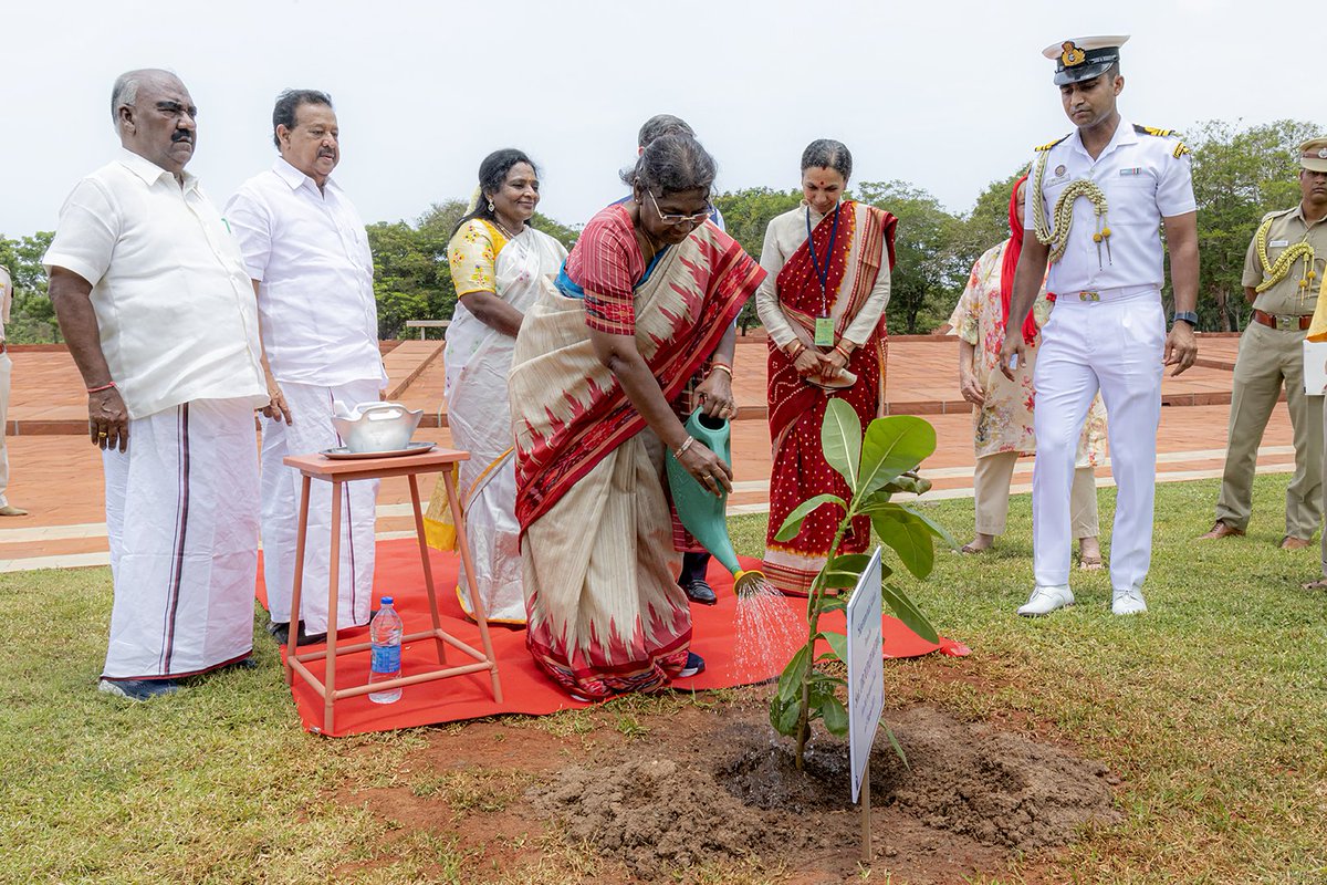 JayantiRavi's tweet photo. The sapling of the Tree of Supramental Action - named by The Mother was planted in Matrimandir garden by Smt. Droupadi Murmu @rashtrapatibhvn, Hon'ble President of India. #Auroville #Matrimandir #TreeSapling https://t.co/fCLkqsxOq2