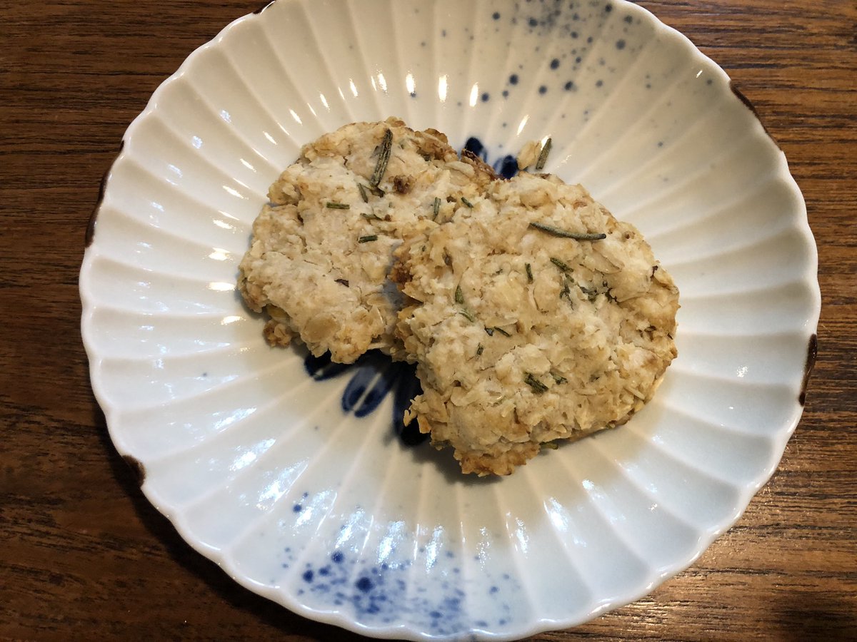 cocoitoj's tweet photo. 「レモン＆ローズマリー/オートミール＆米粉クッキー」
娘が作ってくれた。型抜き無しで、ただミックスして鉄板にのせ、指で成形するのみ。私のようなテキトーな人間にピッタリのレシピ。味は良い　
＃グルテンフリークッキー　＃レモンクッキー　#ローズマリー　＃ヘルシースイーツ https://t.co/JOonCoxCE3
