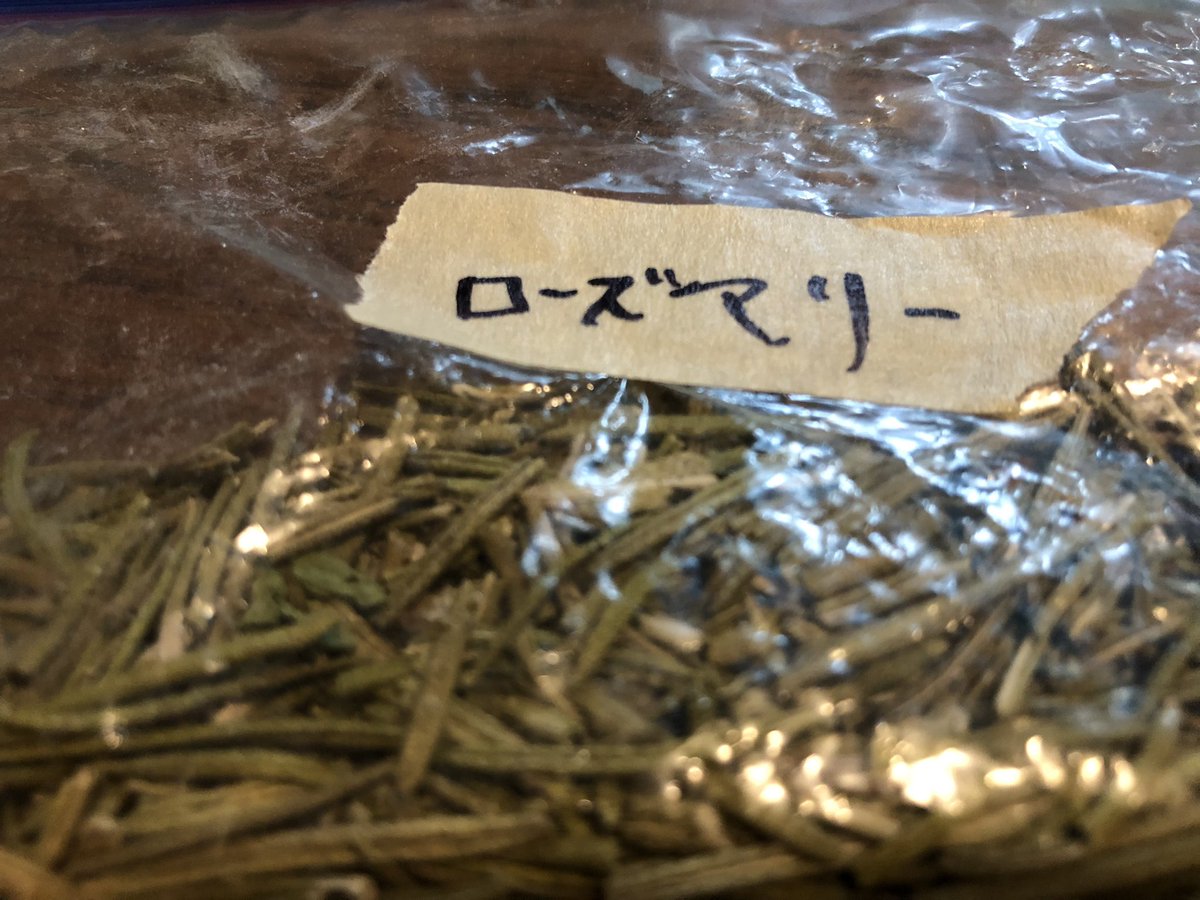 cocoitoj's tweet photo. 「レモン＆ローズマリー/オートミール＆米粉クッキー」
娘が作ってくれた。型抜き無しで、ただミックスして鉄板にのせ、指で成形するのみ。私のようなテキトーな人間にピッタリのレシピ。味は良い　
＃グルテンフリークッキー　＃レモンクッキー　#ローズマリー　＃ヘルシースイーツ https://t.co/JOonCoxCE3