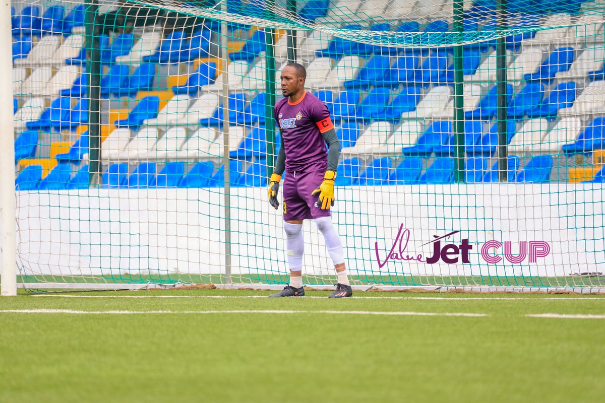 SportPaparazzi1's tweet photo. 🚨 Not everytime you see this happen in football!

Super Eagles and Kwara United goalkeeper, Dele Aiyenugba in goal against his son Daniel Aiyenugba of Beyond Limits.

Both saved penalties in the shootout but Dele's son team emerged victorious 4-3 on penalties. 👏

#ValueJetCup23 https://t.co/gF0J3v7ClU
