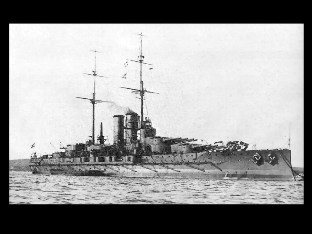 T16154529's tweet photo. ハンガリー王国海軍
「エルザッツ・ハプスブローク」
(ハプ���ブローク代艦)
1916年6月に進水したオーストリアハンガリー時代の「ハプスブローク代艦」を1921年8月に完成させた戦艦。
テゲ���フ級と並んで新生ハンガリー海軍の主力を務めた。
主砲は28サンチ４連装砲を何と５基20門！ https://t.co/awtpkV3K7g