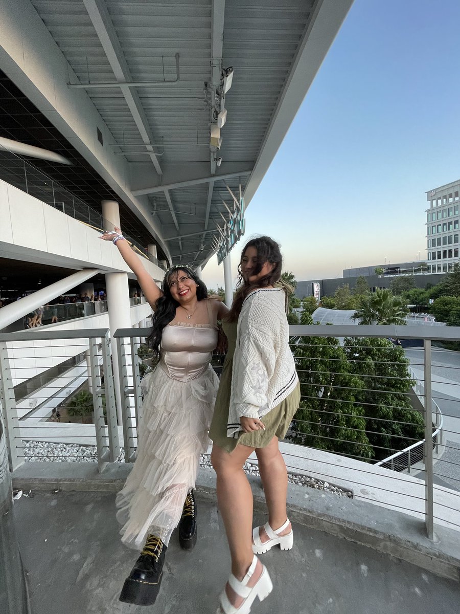 arrrci's tweet photo. ERAS TOUR 🌻🫶🏼🎆🧣🗽🐍💕🪩🥂🕛 https://t.co/bNb3tSSOah