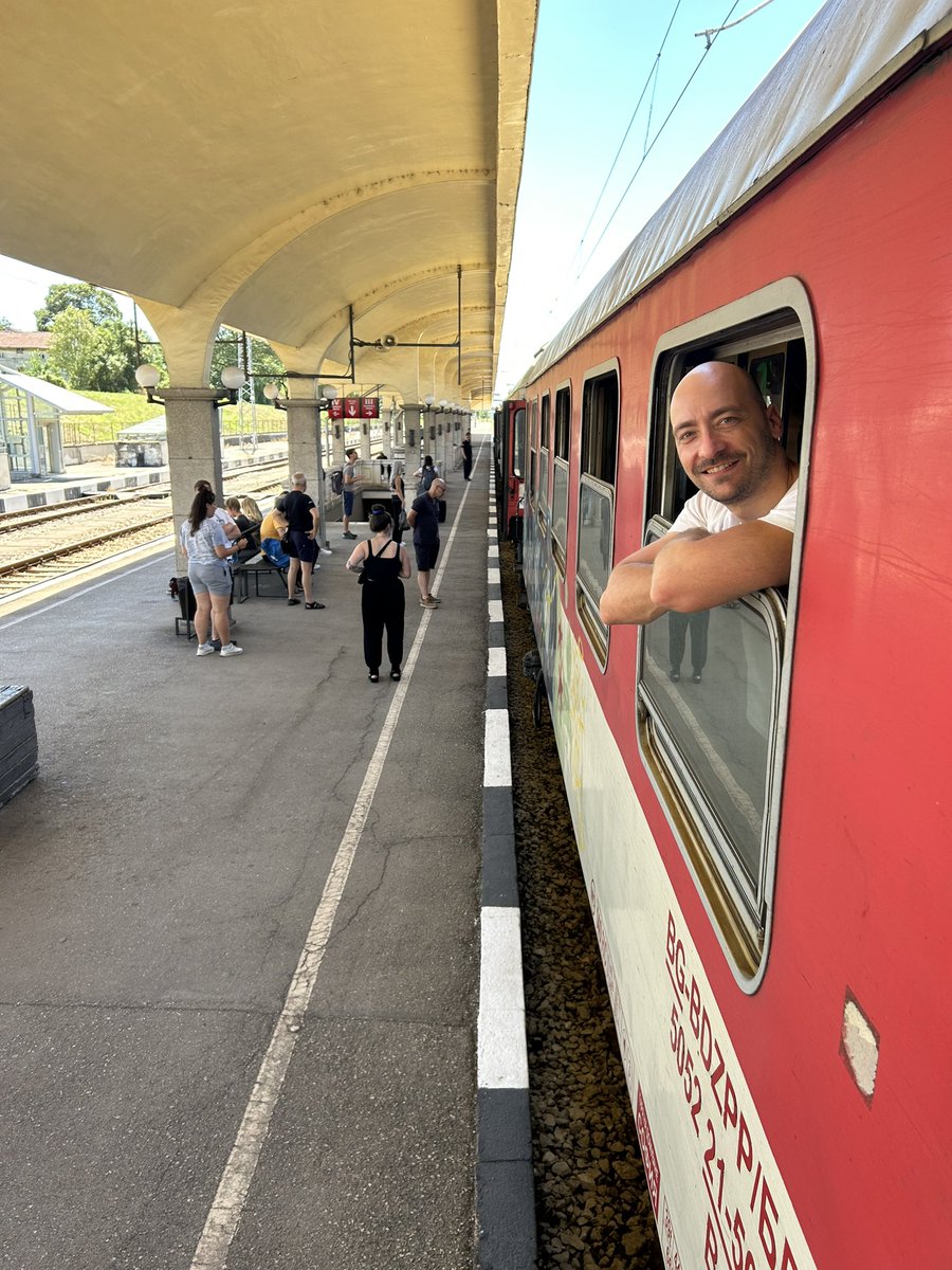 martin_speer's tweet photo. Etappe 4 - Wer nochmal richtig #Interrail Feeling und Freiheit erleben will, sich den Wind durch die Haare (oder über den Kopf 😉) wehen lassen und durch weite Ebenen und tiefe Schluchten fahren will, der nehme den Zug von #Bukarest nach #Sofia. Richtig gut!

#HellasExpress https://t.co/KdJTv8e43B