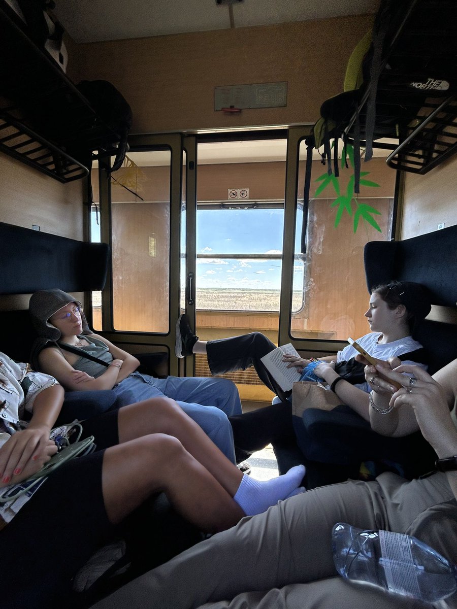 martin_speer's tweet photo. Etappe 4 - Wer nochmal richtig #Interrail Feeling und Freiheit erleben will, sich den Wind durch die Haare (oder über den Kopf 😉) wehen lassen und durch weite Ebenen und tiefe Schluchten fahren will, der nehme den Zug von #Bukarest nach #Sofia. Richtig gut!

#HellasExpress https://t.co/KdJTv8e43B