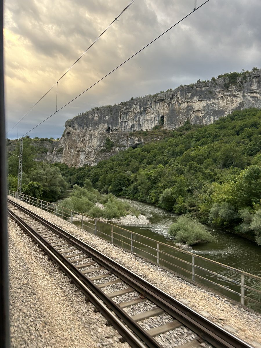 martin_speer's tweet photo. Etappe 4 - Wer nochmal richtig #Interrail Feeling und Freiheit erleben will, sich den Wind durch die Haare (oder über den Kopf 😉) wehen lassen und durch weite Ebenen und tiefe Schluchten fahren will, der nehme den Zug von #Bukarest nach #Sofia. Richtig gut!

#HellasExpress https://t.co/KdJTv8e43B