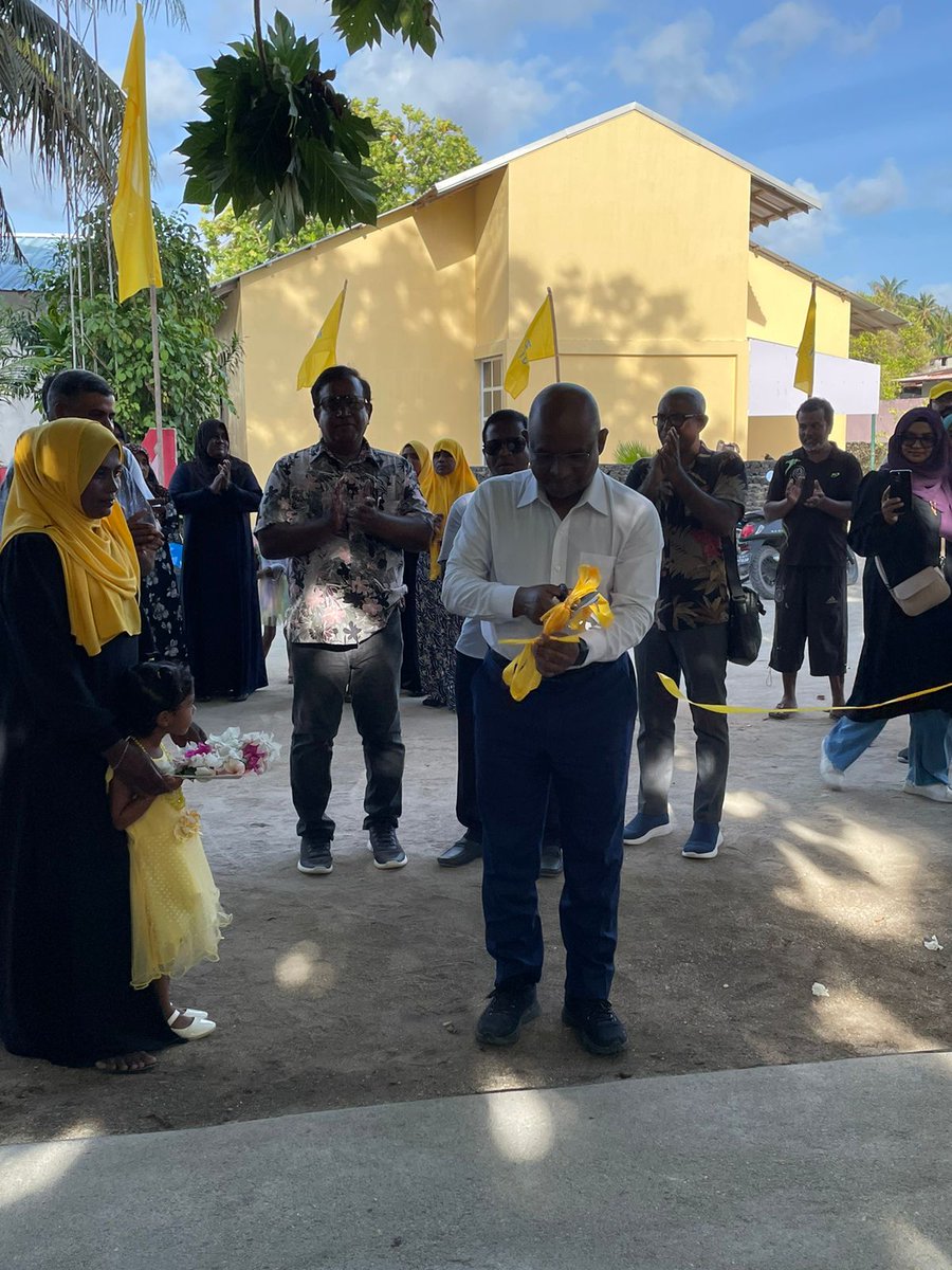 abdulla_shahid's tweet photo. ހިރިމަރަދޫއިން ފިނޭއަށް! މިއަދުގެ ފަސްވަނަ މަންޒިލް!

ހިރިމަރަދޫގައި އެމް.ޑީ.ޕީ.ގެ ޖަގަހައެއް ހުޅުވައިދިނިން. އަދި ކެމްޕޭނު ޓީމުތަކާ ބައްދަލުކުރިން. އަދި ރައީސުލްޖުމްހޫރިއްޔާގެ ހަރުދަނާ ސިޔާސަތުތަކުގެ ދަށުން, މުޅި ރާއްޖޭގައި ކުރެވިފައިވާ ތަފާތު މަސައްކަތްތަކާ ގުޅޭ މައުލޫމާތު ހިއްސާކުރިން. 

#IbuAslam2023
#VoteMDP
#UfaaveriAmaanRaajje