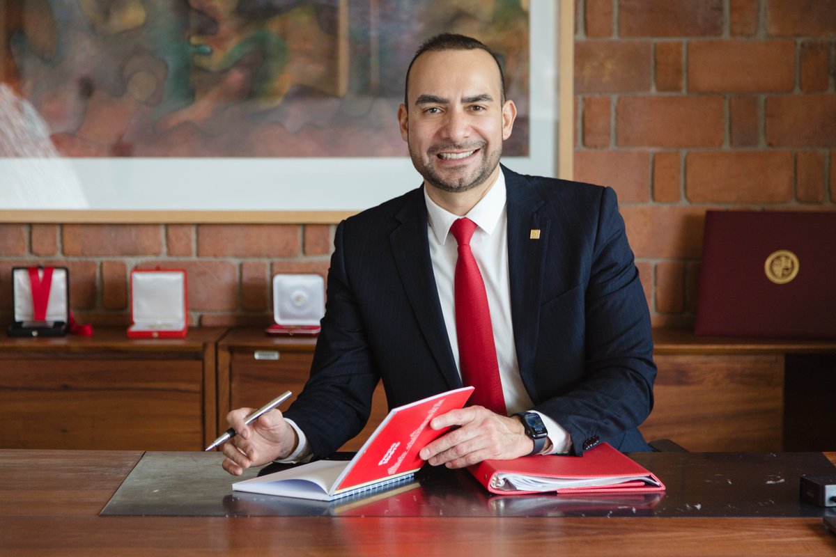IBERO_mx's tweet photo. 🐺 Dirigiendo la IBERO, el Rector Dr. Luis Arriaga sigue contribuyendo al desarrollo de la sociedad y la educación, y al tiempo que impulsa el progreso tecnológico, mantiene los ideales humanistas y críticos de nuestra universidad/ vía @LideresMexicano  

https://t.co/vtwLMKPj2L https://t.co/Rhx3XAsxO1
