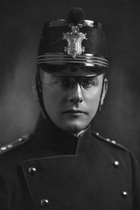 felix_bohr's tweet photo. Paul Grüninger, Schweizer Grenzkommandeur, widersetzt sich 1938 der Weisung der Regierung, jüdische Flüchtlinge an der Grenze abzuweisen. Er lässt Tausende ins Land und rettet ihnen so das Leben. Grüninger wird suspendiert, stirbt 1972. Er gilt als »Gerechter unter den Völkern«. https://t.co/9aKHpGRsPg