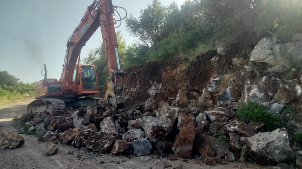 kaamran's tweet image. So, the #Islamabad side of the #AlexanderRoad underway. Way to go @CDAthecapital @Noormengal_ 
Some people r going to get rich at the expense of destruction of #environment &amp;amp; #MargallaHills
But Who cares. 
Who is going to #SaveMHNP 
@PakEPAIslamabad @WildlifeBoard 
@Islamabadies