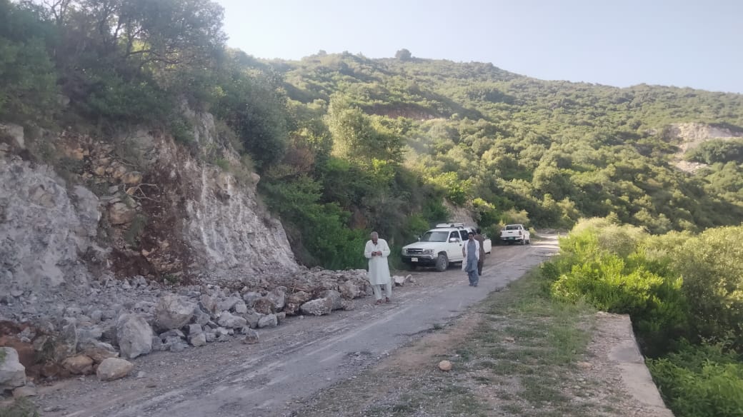 kaamran's tweet image. So, the #Islamabad side of the #AlexanderRoad underway. Way to go @CDAthecapital @Noormengal_ 
Some people r going to get rich at the expense of destruction of #environment &amp;amp; #MargallaHills
But Who cares. 
Who is going to #SaveMHNP 
@PakEPAIslamabad @WildlifeBoard 
@Islamabadies