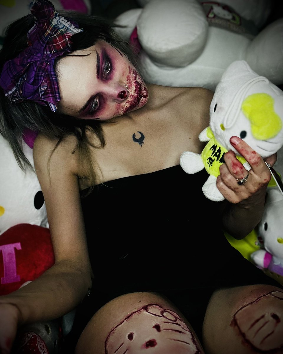 elfasfx's tweet image. 💔 Hell kitty 💔

The post banned from IG :/

#sfx #makeupsfx #fakeblood #fakeknife #fakescar #horror #creepy #hellokitty #hellkitty #sanriocreepyedition