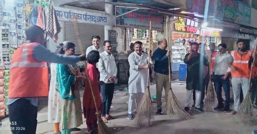 swachhashta's tweet photo. स्वच्छ सर्वेक्षण 2023 के तहत न.प. परिषद आष्टा के न्यू बस स्टैंड पर स्वच्छता के प्रति रात्रिकालीन सफाई करवाई गई जिसमें नगर पालिका अध्यक्ष विधायक प्रतिनिधि मेवाड़ाजी और मुख्यनगरपालिका अधिकारी सक्सेना साहब नगर पालिका स्टाफ एवं कर्मचारी गण द्वारा साफ सफाई की जा रही हैं@RoopaMishra77 https://t.co/bpHZbDqKPs