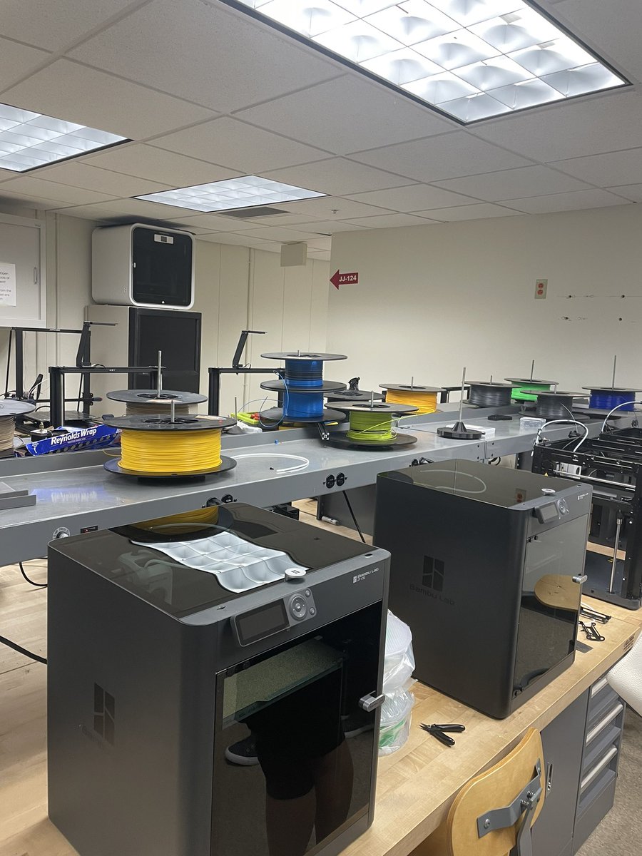 AduschekD's tweet photo. Great tour of the Engineering and Innovation building. https://t.co/FzfGsb1PP1