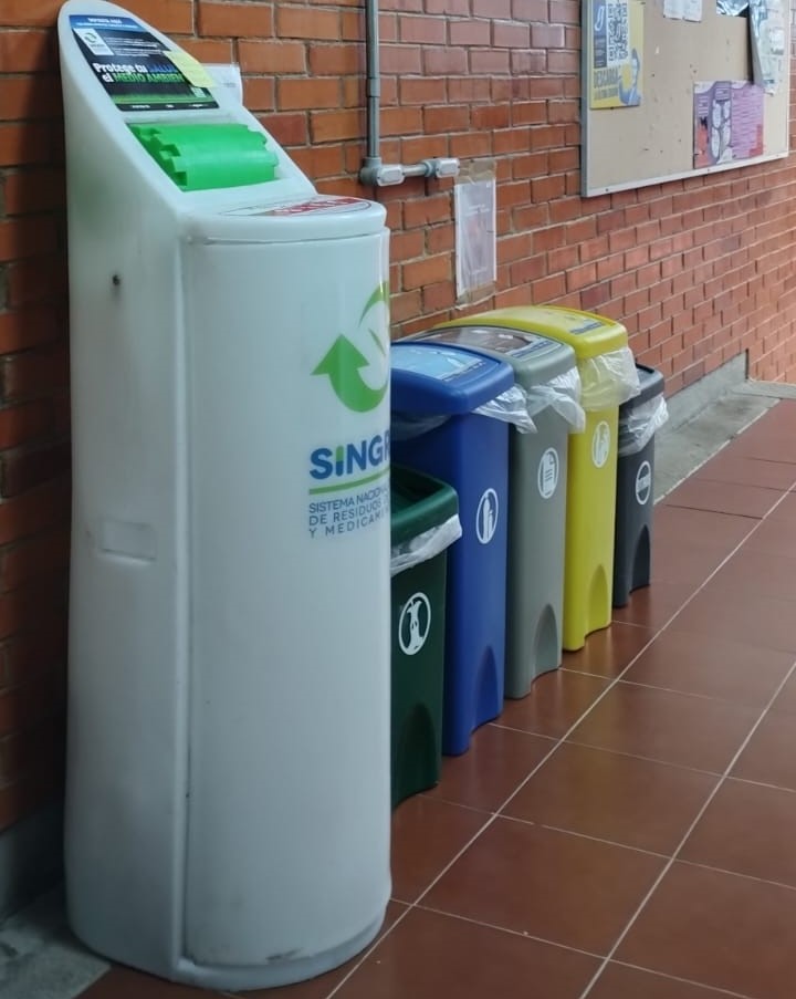 crim_unam's tweet photo. 📣ATENCIÓN COMUNIDAD #CrimUnam
Ya se encuentra en nuestras instalaciones el contenedor de la 💊1a. Campaña de recolección de medicamentos caducos.
Trae tus los #medicamentos caducos y frascos vacíos, frente al área de cómputo.
📅Del 07 al 10 de agosto.
#UNAMMorelos https://t.co/O4G51rge1H