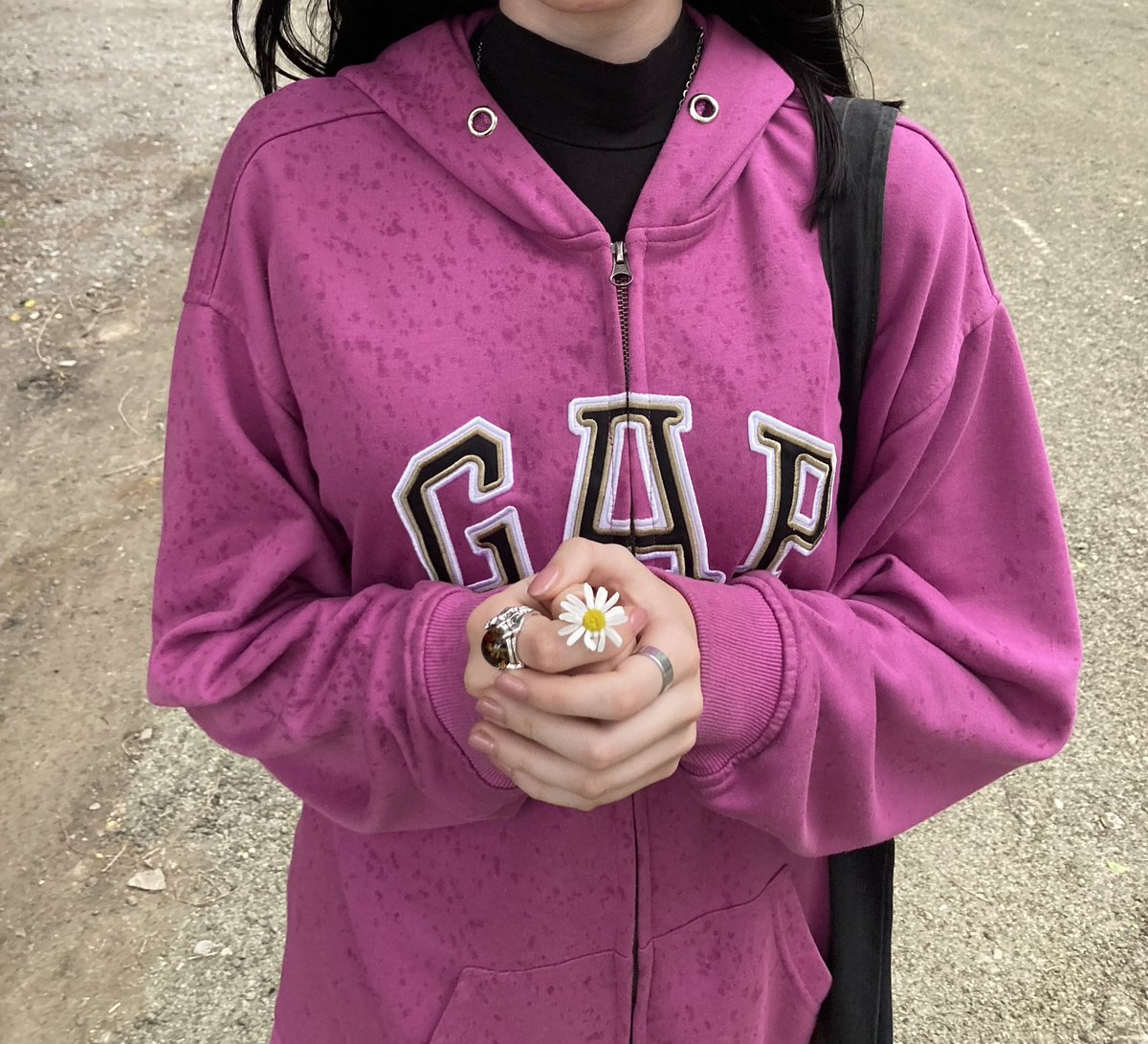 софа подарила мне ромашку, оуа как мило