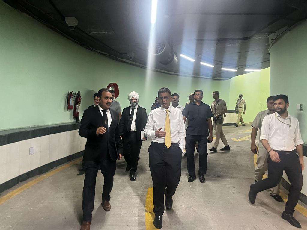 barandbench's tweet photo. CJI DY Chandrachud pays surprise visit  in the new SC building complex to inspect the work in progress of the public canteen at 7:30 pm.  CJI inspects the work progress of consultation rooms, cubicles at Block E. CJI walks up to Advocates’ Chamber Block and interacts with lawyers #SupremeCourtofIndia