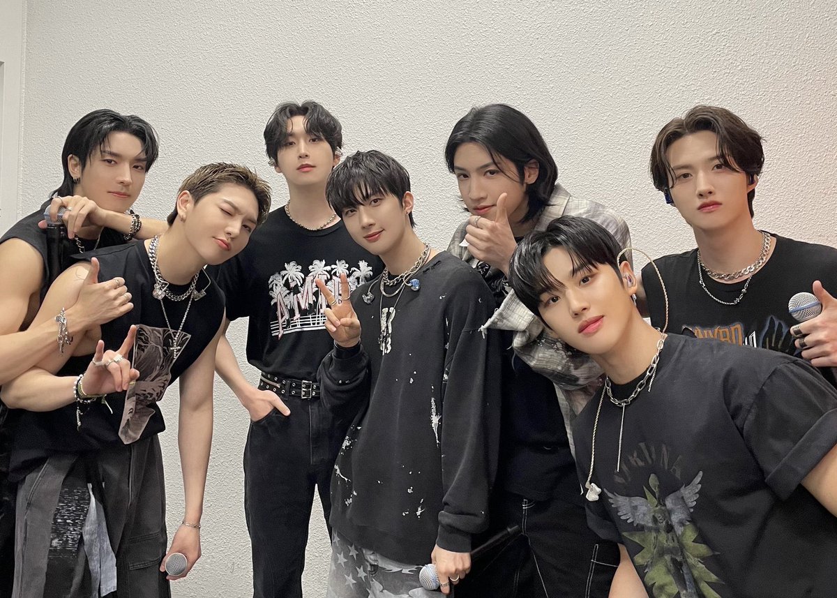 ptg_closet's tweet photo. #펜타곤 #ペンタゴン #PENTAGON #키노 #キノ #KINO #ptg_closet_KINO   #PTG_JPN_6th_MiniAlbum #PADO 

CELINE
LOOSE WAVE T-SHIRT IN COTTON JERSEY
BLACK / WHITE

@CUBE_PTG https://t.co/l8y05rF7L9