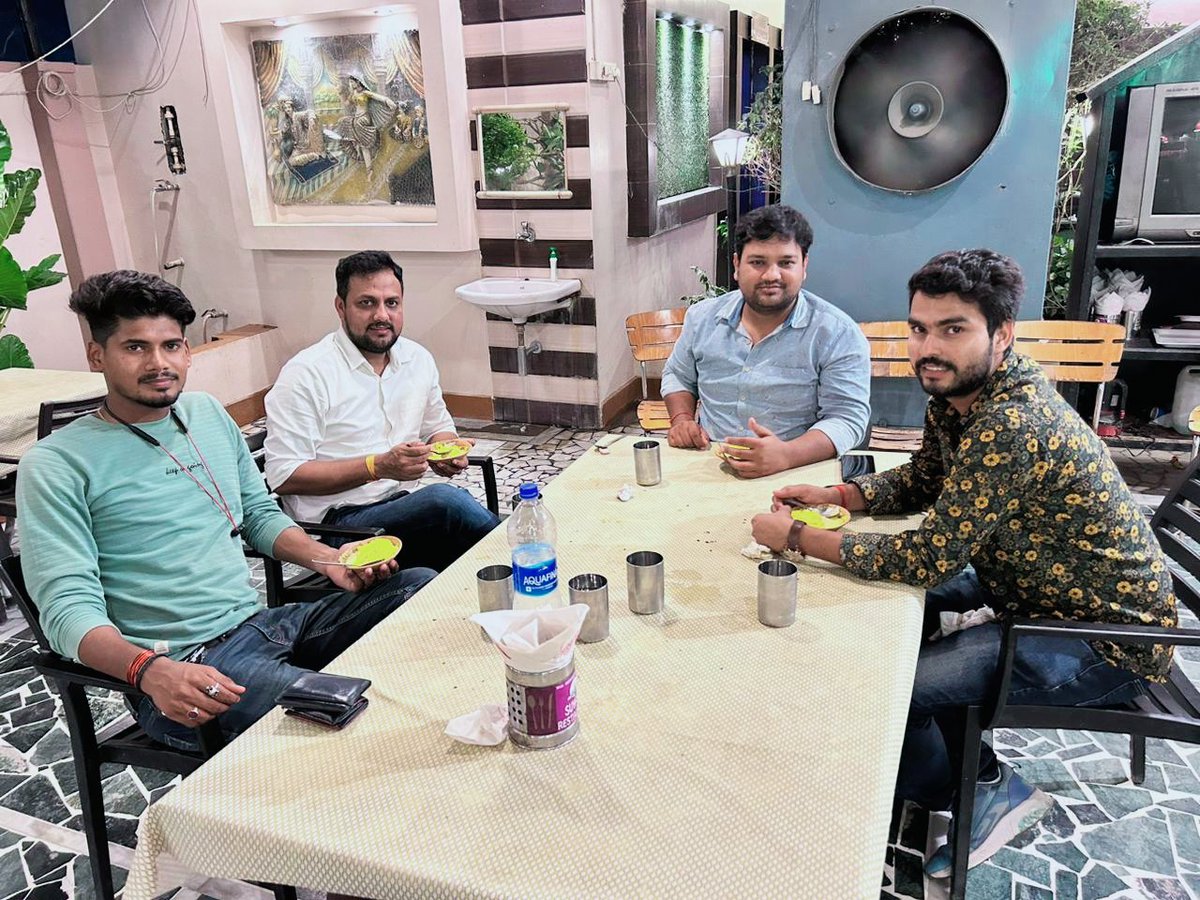 MainAbhayHoon's tweet image. बहुत शरीफ भी होना गुनाह है साहेब
दरख़्त सीधे हों तो काट लिए जाते हैं
#RiteshRajwada
@riteshrajwada @vinayt