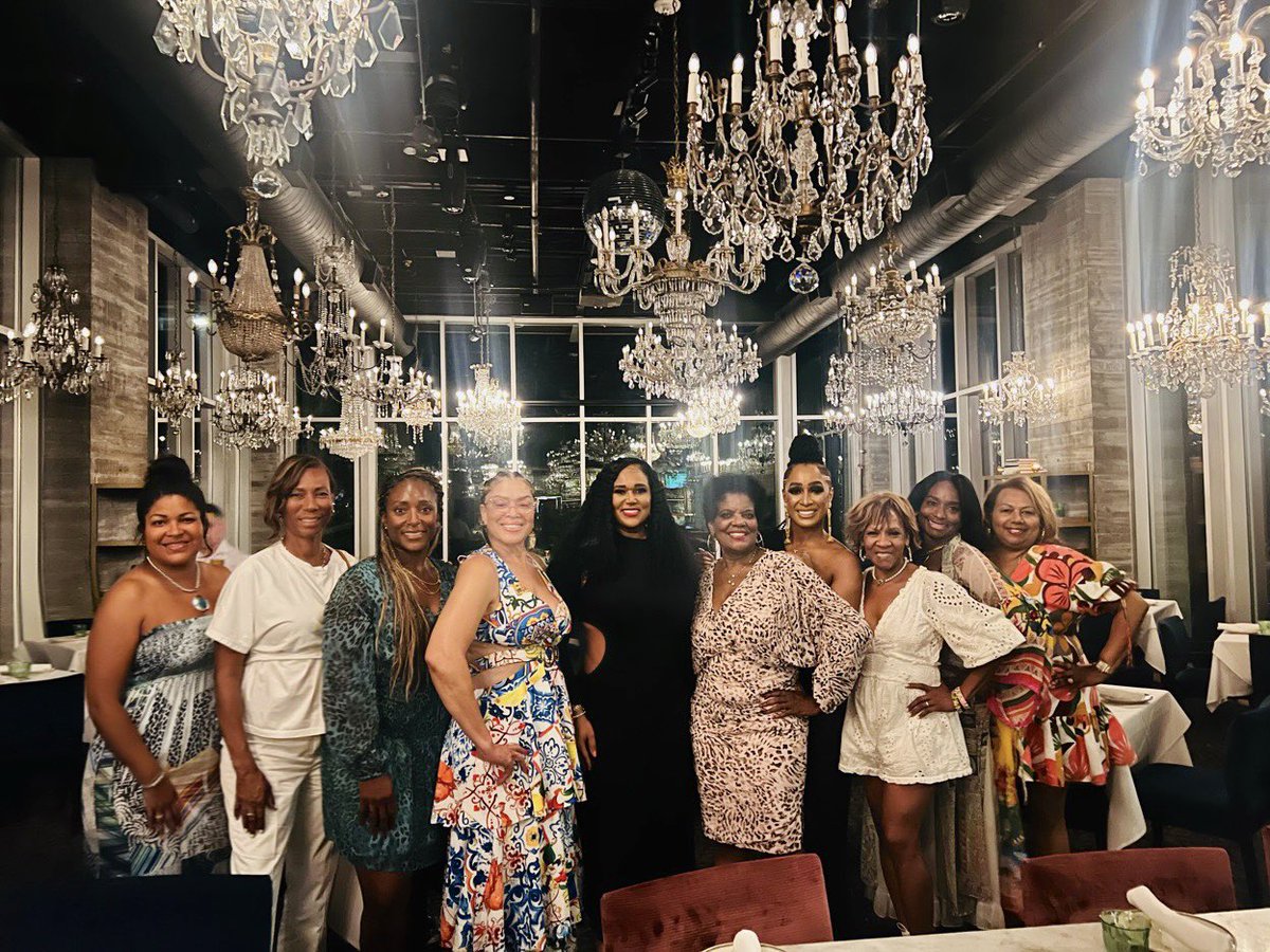 Beautiful time celebrating Rep @ShawnieT146 ‘s B-Day 🎉with these steel magnolias! 🌸💪

We admire you, SRST for always walking in your purpose with such grace, courage, strength & integrity! 🌟💫🙏🏽💜

Btw, this ain’t the entire squad! 😉#HD146 #Txlege #SteelMagnolias  #FAFO #BDC