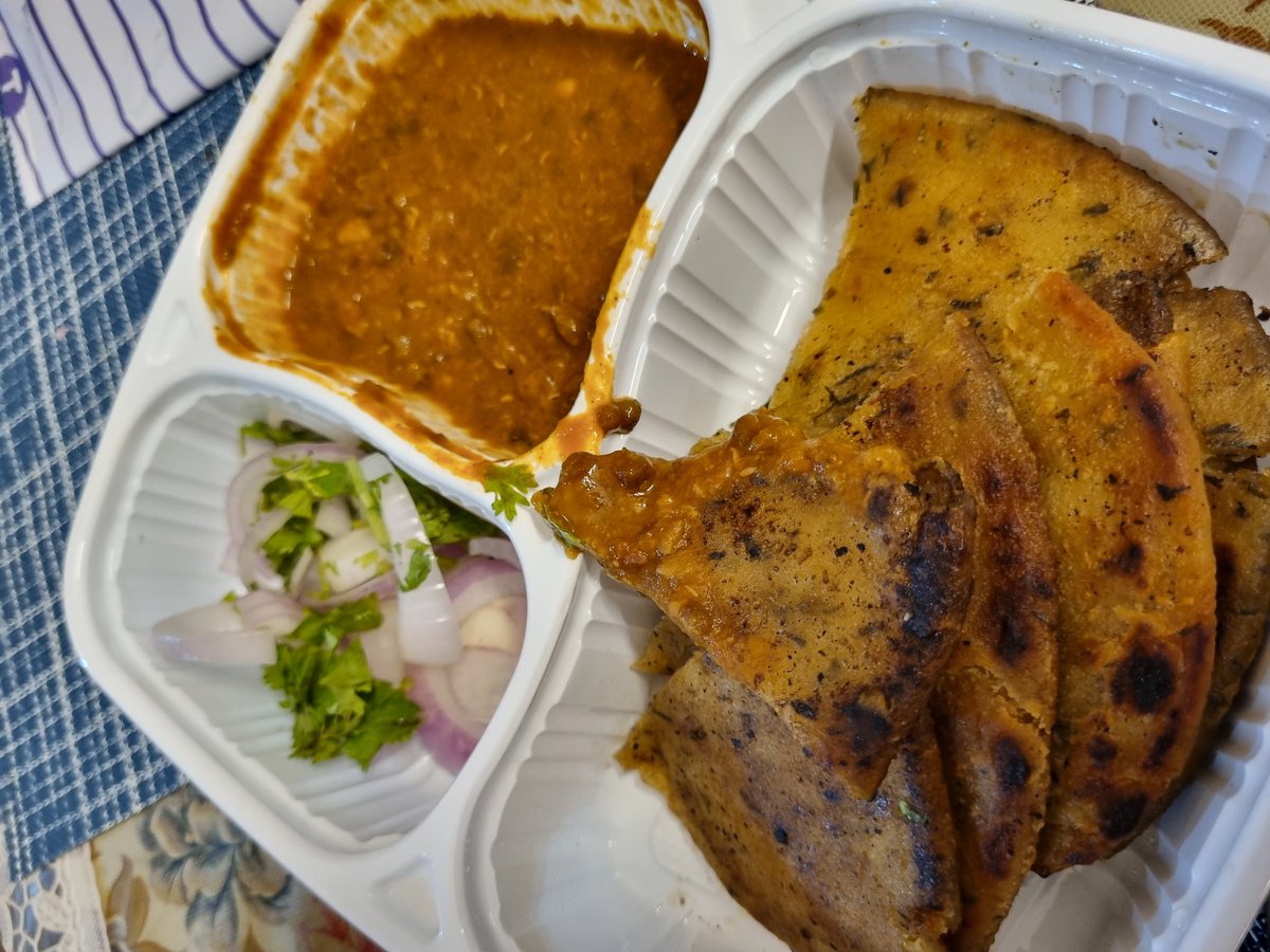 Srivastava_Arch's tweet photo. @swiggyindia
I had ordered 2 combos from Lunch box in HSR Layout, Bengaluru (order id:  #174329536156

The food quality is highly disappointing, nearing to a health hazard.

And what does Swiggy do, Just refund 30% of the amount like we are begging for it.

Absolutely pathetic https://t.co/b7ELHkmuMo