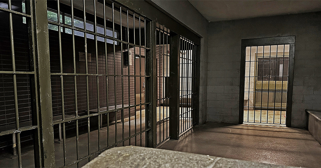 drawstuff99's tweet image. For a scene in the finale, we built this jail set for Mickey to go speak to a new client.

Lots of great paint textures by the paint team.  We often make the paint over-dramatized so it reads in darker lighting, like this scene.  #productiondesign #artdirection #thelincolnlawyer