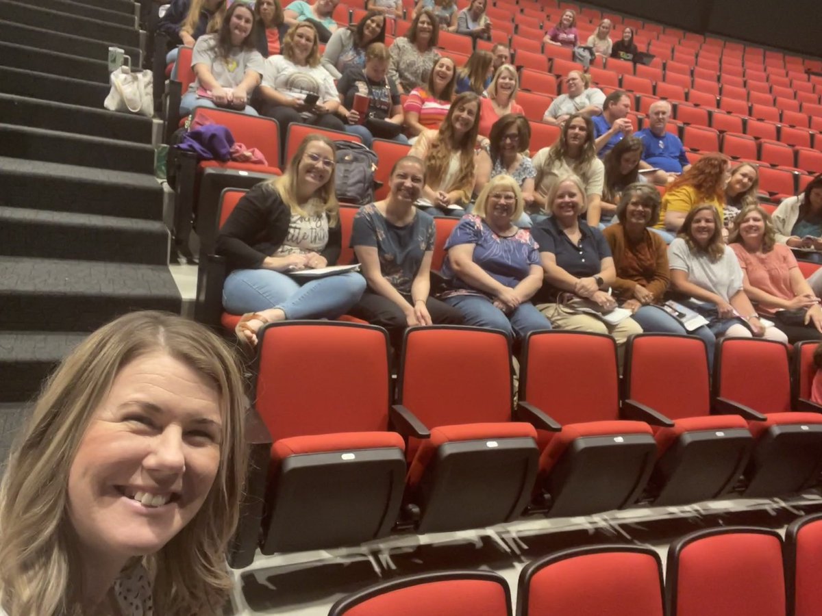 MrsJankord's tweet photo. Selfie with the new staff! It’s going to be a great year with these #LINCLions #learn290 @Ottawa290 https://t.co/V6EDedeBvl