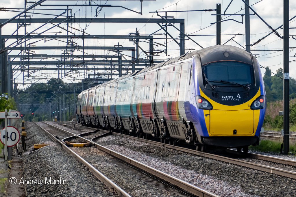 Andym13's tweet image. #HighSpeedTuesday
Due to points problems at Amington Junction. Up services were using the Down fast in the up direction. Waiting my turn at Curborough Junction was passed by 390119 “Progress”
📷 03/08/23