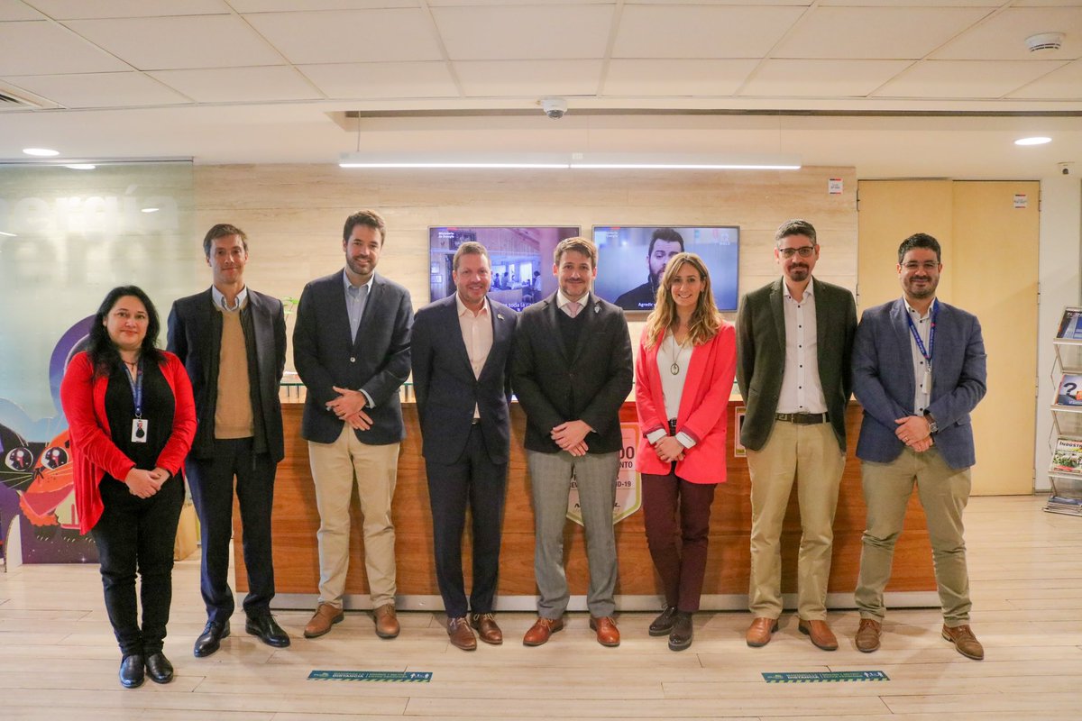 Ministro <a href="/DiegoPardow/">Diego Pardow</a> se reunió con la Asociación Chilena de Hidrógeno <a href="/h2_chile/">H2Chile</a>. ⚡️🍃 

En la instancia, abordaron los avances de nuestro #PlanHidrógenoVerde, y la creación de más oportunidades de colaboración público-privada para el desarrollo de esta industria.