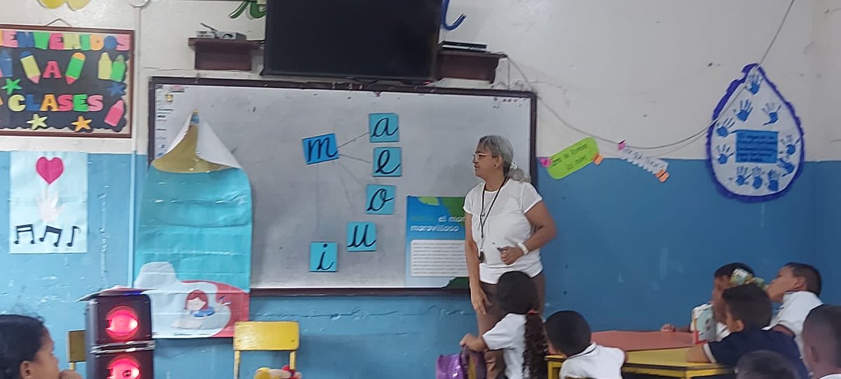 DIANAECHAVARRIA's tweet photo. En Educación Inicial, los títeres no son meros juguetes, son herramientas que potencian la comunicación oral, despiertan la imaginación y creatividad y permiten a los niños expresar sus sentimientos y personalidad. ⁦@PTA_Colombia⁩
#AcompañamientoAlAula #Barranquilla https://t.co/bIWUnBDq41