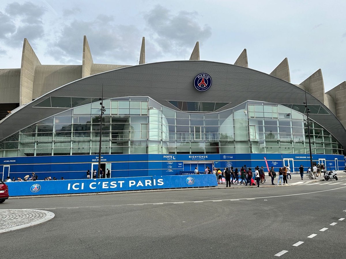 ActuFoot_'s tweet photo. Le poster sur la façade du Parc des Princes a 𝗘𝗡𝗧𝗜𝗘̀𝗥𝗘𝗠𝗘𝗡𝗧 été retiré.

Alors non, le PSG n’a pas spécifiquement enlevé la partie de Kylian Mbappé. ❌

📸 @lasource75006 https://t.co/8yyzVHCIwL