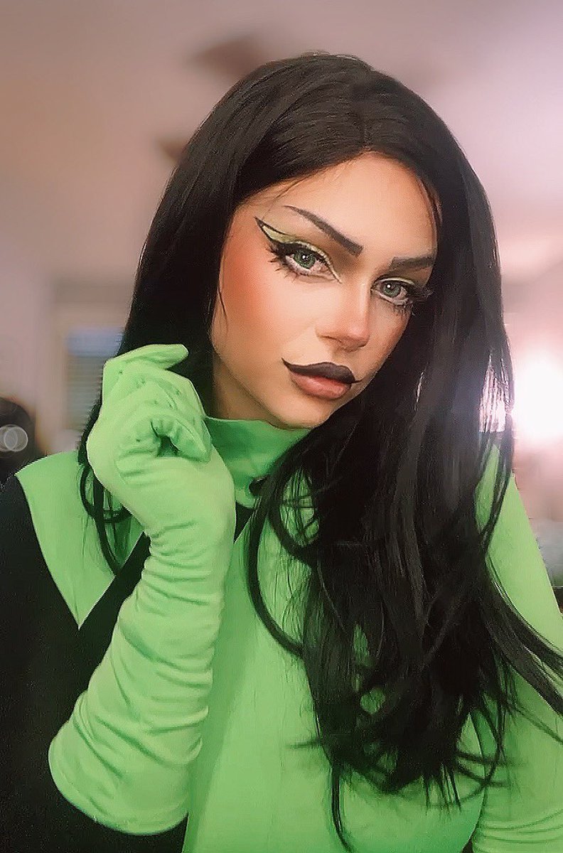 dammitroxanne's tweet photo. DragonCon prep has officially begun 😇 https://t.co/LtCnhOEQhV