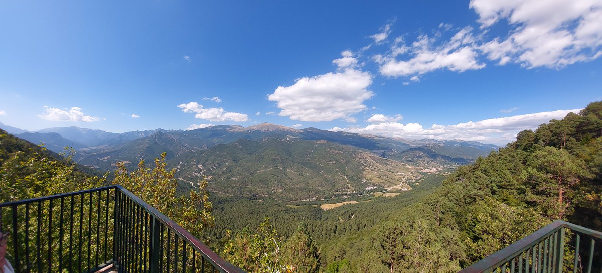abelgama77's tweet photo. Espais on passaries hores i hores contemplant el paissatge que t'ofereix un mirador com aquest.
#Falgars
#Catllaràs
#Berguedà https://t.co/myYXY2OYt6