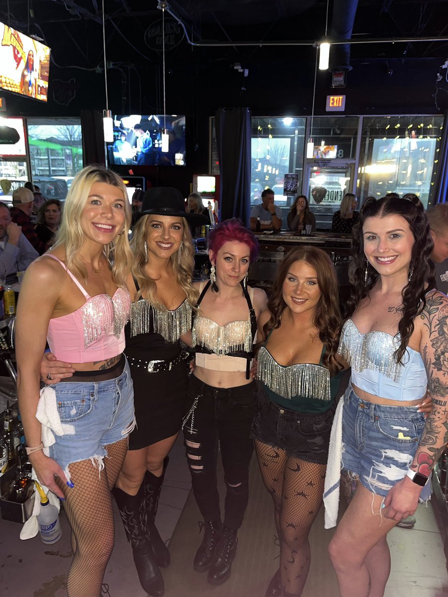 quitcowskii's tweet photo. @Nickelback if you’re seeing this let us come on stage for rockstar tomorrow at blossom <3 it’ll make my life. fits and some tits included. https://t.co/oRhIIH9W54