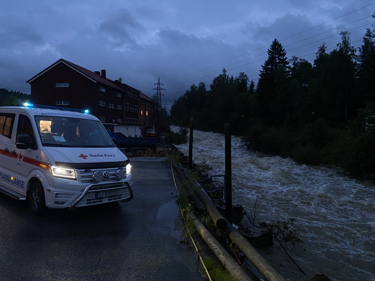 Frivillige i rammede områder av ekstremværet #Hans fortsetter innsatsen med evakueringer, beredskapsambulanser, frakt av mat til isolerte og lemping sandsekker. Mange lokalforeninger er i forhøyet beredskap og enda flere frivillige er klare for å bidra. <a href="/Justisdep/">Justisdepartementet</a>
