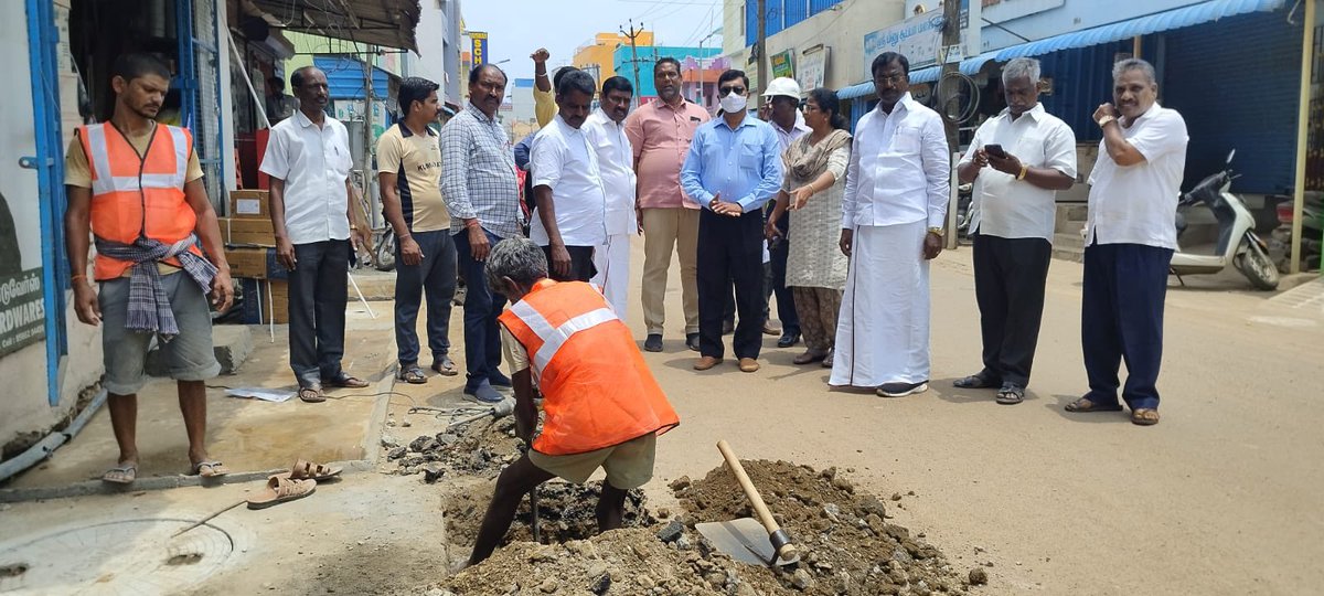 iambkmurthy's tweet photo. விடுபட்டுள்ள மழை நீர் வடிகால் பணிகளை பெருநகர சென்னை மாநகராட்சி சிறப்பு கண்காணிப்பு அலுவலர் திரு.சுரேஷ்குமார்.IAS அவர்களுடன் ஆய்வு மேற்கொண்டோம். உடன் அம்பத்தூர் சட்டமன்ற உறுப்பினர் திரு. ஜோசப் சாமுவேல் , 82 வது வார்டு மாமன்ற உறுப்பினர் திரு.ரமேஷ் (எ)நீலகண்டன், (3) https://t.co/iVAxTLy4Xm