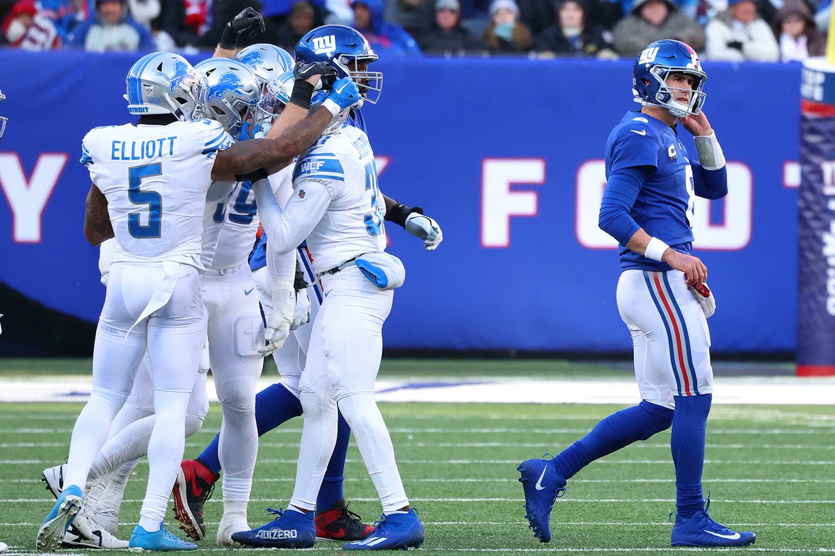 NFL_DovKleiman's tweet image. Report: #Giants QB Daniel Jones is reportedly struggling against the #Lions in joint practice.

He went 5 of 12 in 11-on-11 session, via @Connor_J_Hughes 

Safety CJ Gardner Johnso dropped an INT. Jones also apparently missed open receivers. 

"Rough one for the QB." per Connor.