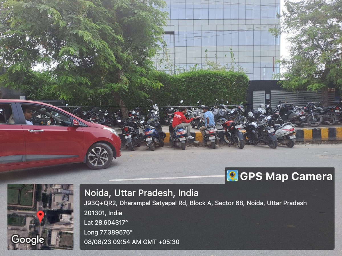 betternoida's tweet photo. @CeoNoida @noidatraffic @noida_authority this illegal parking creates a mess at u turn. This leads to jam everyday on DS road Noida. Pls get this removed asap. @noidatraffic https://t.co/TeIUKqXCTq