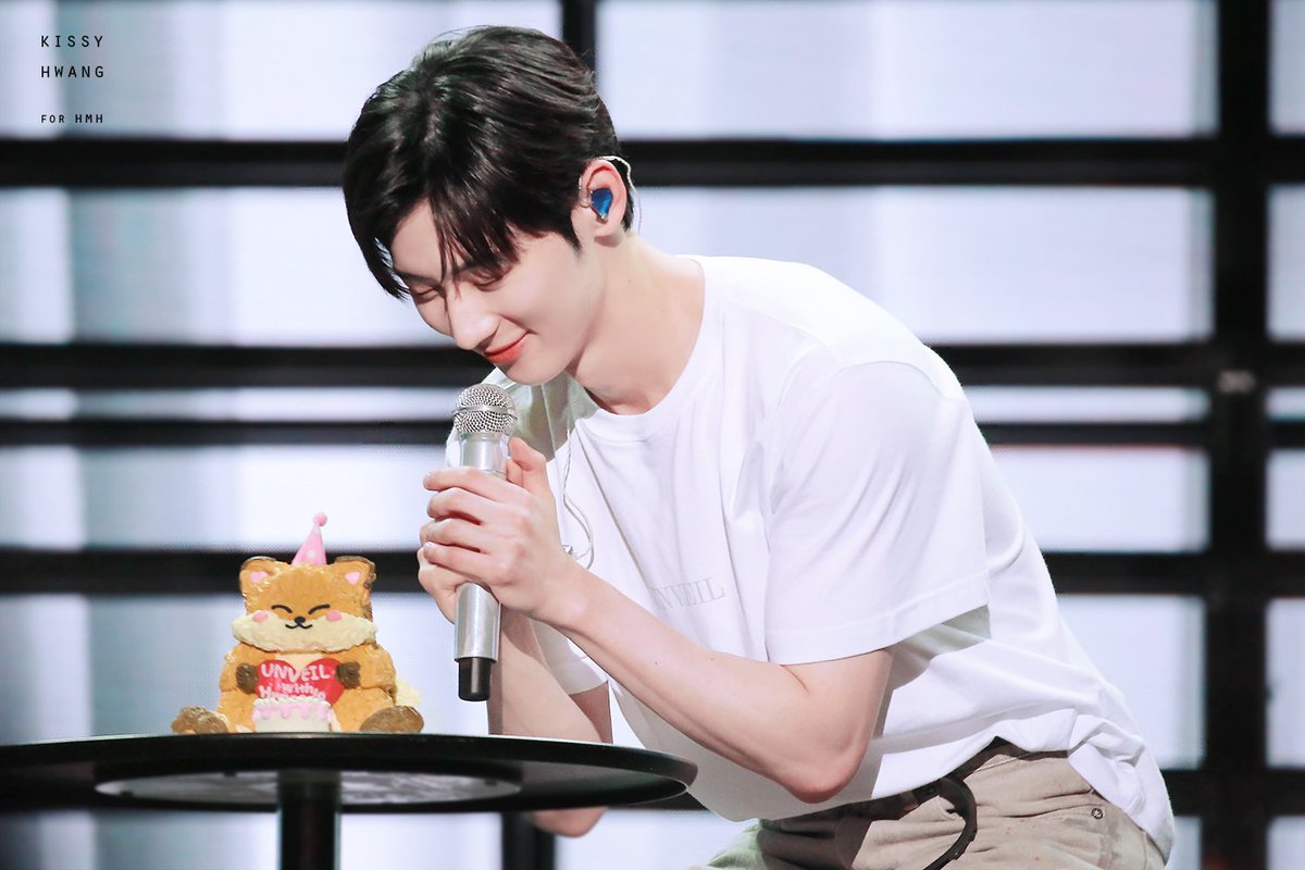 KissyHwang's tweet photo. #MH_day
HAPPY BIRTHDAY 
HWANG MIN HYUN 🎉🐱🎁🎈
.
🍑기도한거 다 이루어져라아🍑
.
.
#HAPPY_MINHYUN_DAY
#황민현 #HWANGMINHYUN https://t.co/w1ca9lPBYw