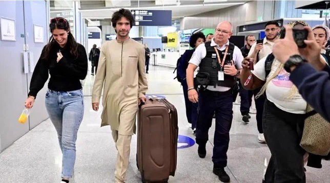 brigitte81434's tweet photo. Quelqu'un peut me donner la marque et éventuellement le prix de cette valise?
C est pas too much pour faire de la pirogue ? 😂
#JuanBranco https://t.co/Wka2HqnB2B